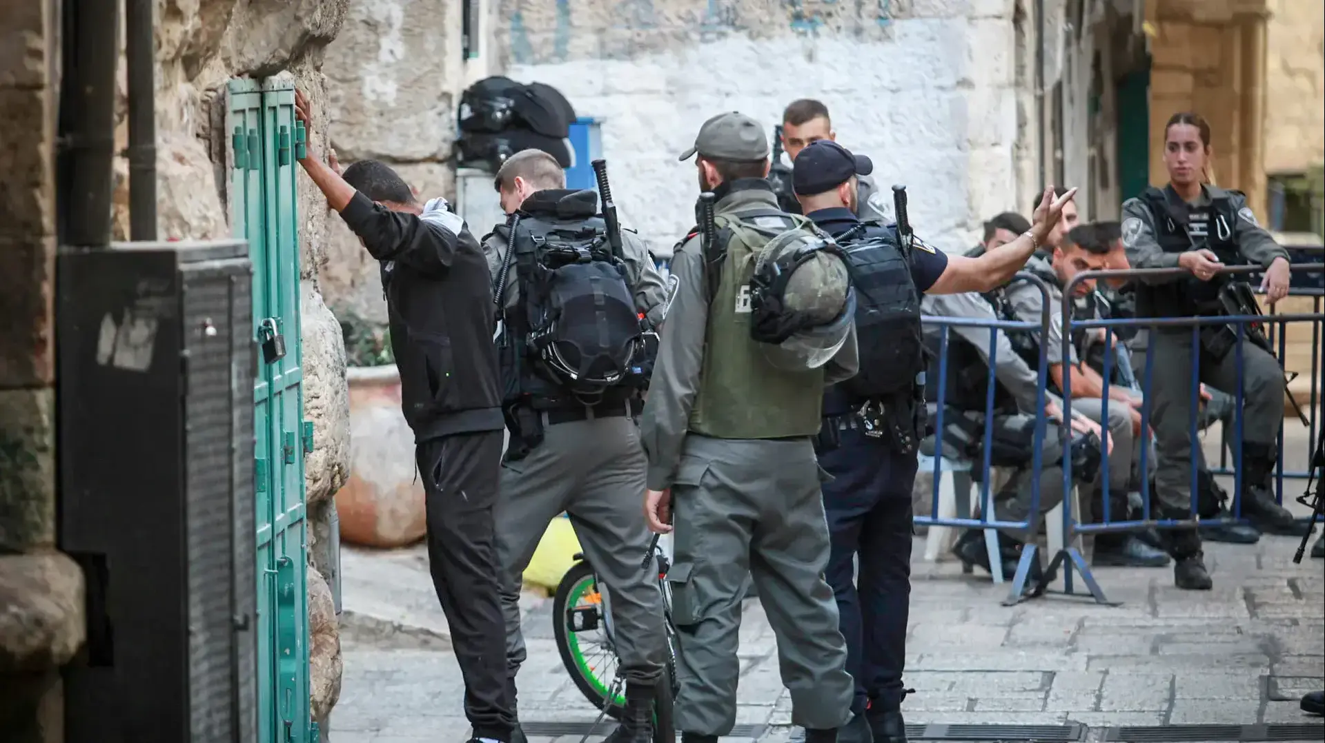 כוחות משטרה ומג"ב בשער האריות בעיר העתיקה בירושלים, 21 ביולי 2017