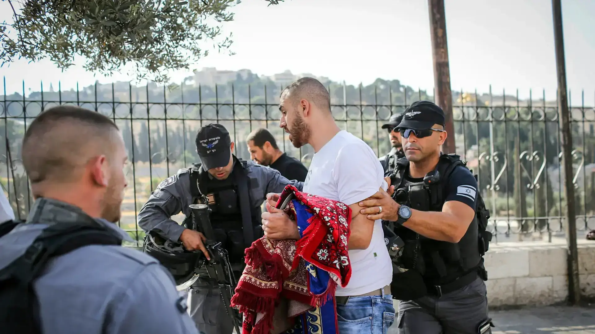 כוחות משטרה ומג"ב בשער האריות בעיר העתיקה בירושלים, 21 ביולי 2017 כוחות משטרה ומג"ב בשער האריות בעיר העתיקה בירושלים, 21 ביולי 2017