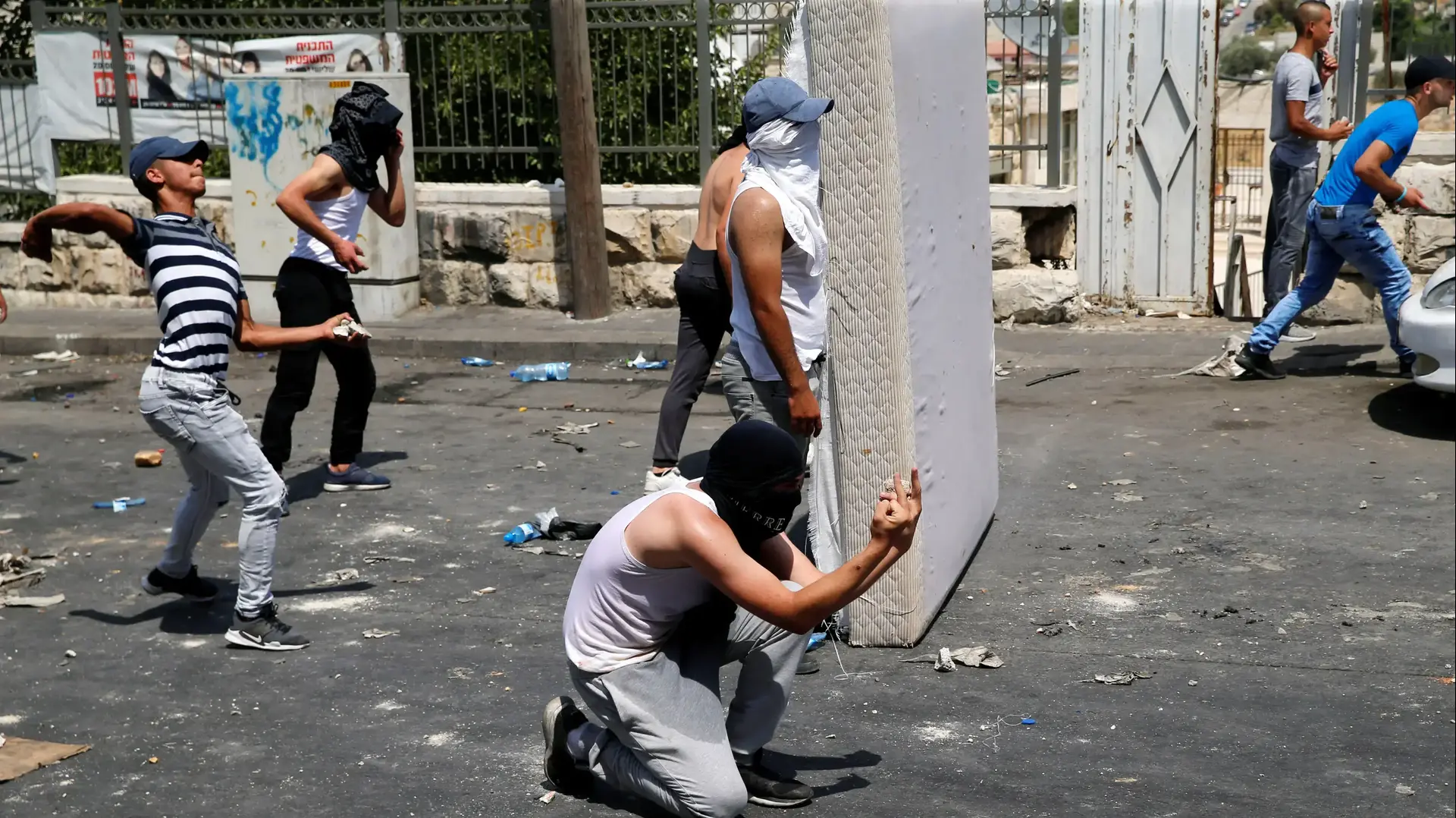 צעירים פלסטינים מתעמתים עם כוחות משטרה במזרח ירושלים, 21 ביולי 2017 צעירים פלסטינים מתעמתים עם כוחות משטרה במזרח ירושלים, 21 ביולי 2017