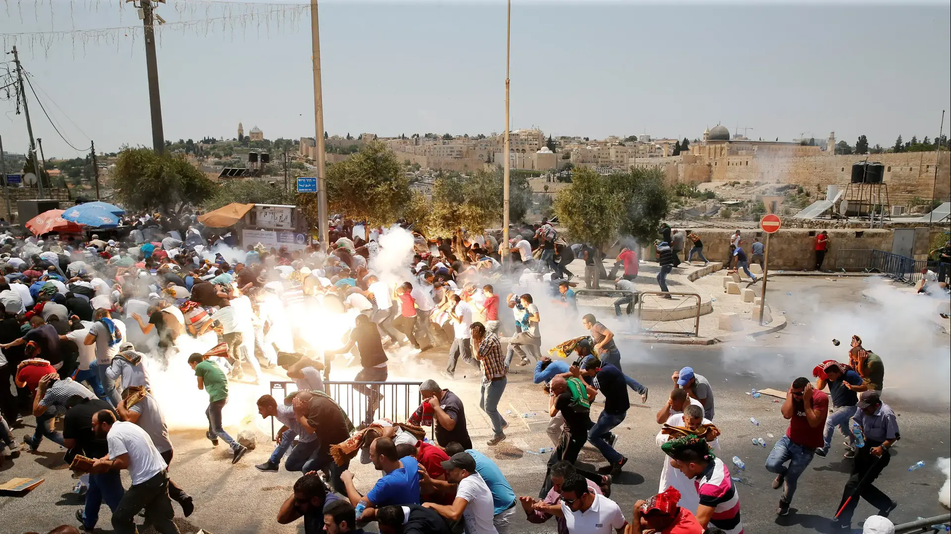 גז מדמיע בעימותים עם פלסטינים מחוץ לעיר העתיקה בירושלים. 21 ביולי 2017