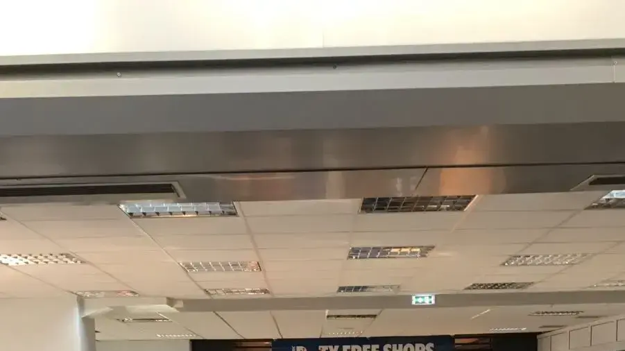 ישראלים בנמל התעופה באי קוס לאחר רעידת האדמה