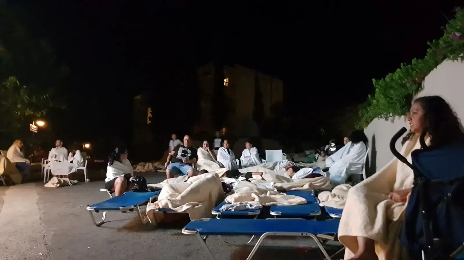 ישראלים בקוס לאחר רעש האדמה ישראלים בקוס לאחר רעש האדמה