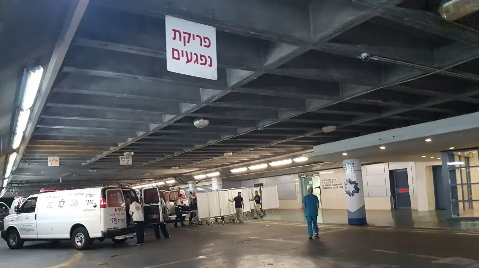הגעת האמבולנס עם הפצועה מהפיגוע בחלמיש לשערי צדק. 21 ביולי 2017 הגעת האמבולנס עם הפצועה מהפיגוע בחלמיש לשערי צדק. 21 ביולי 2017
