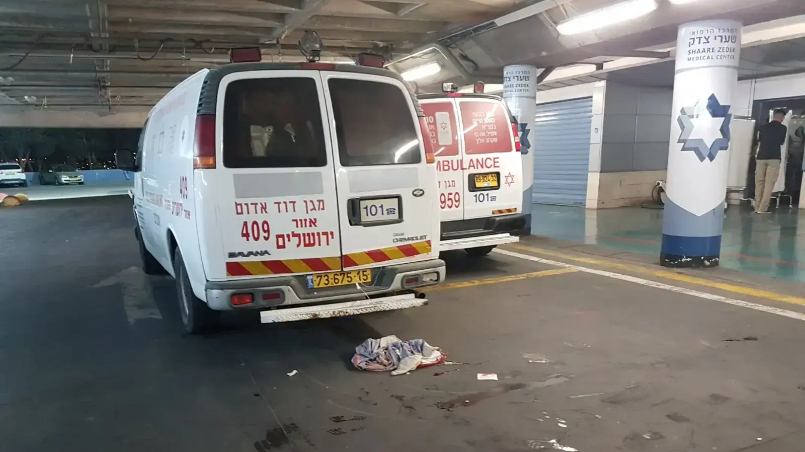הגעת האמבולנס עם הפצועה מהפיגוע בחלמיש לשערי צדק. 21 ביולי 2017 הגעת האמבולנס עם הפצועה מהפיגוע בחלמיש לשערי צדק. 21 ביולי 2017