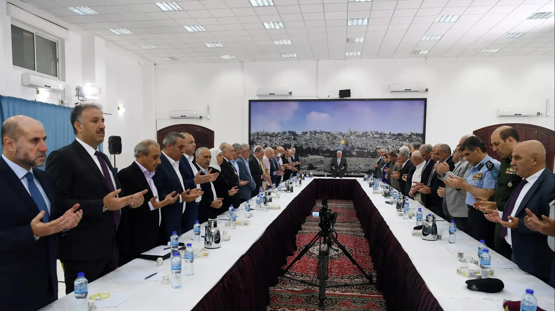 יו"ר הרשות הפלסטינית אבו מאזן בישיבת קבינט ברמאללה, 22 ביולי 2017 יו"ר הרשות הפלסטינית אבו מאזן בישיבת קבינט ברמאללה, 22 ביולי 2017