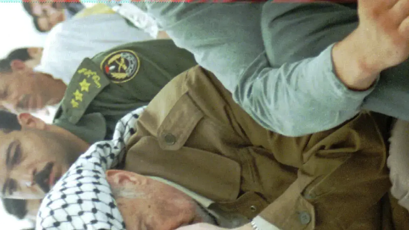 יאסר ערפאת בתפילה בעזה במהלך מהומות מנהרות הכותל, ספטמבר 1996 יאסר ערפאת בתפילה בעזה במהלך מהומות מנהרות הכותל, ספטמבר 1996
