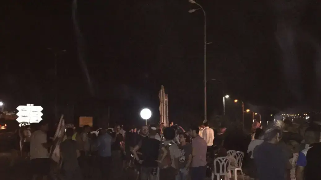 עשרות תושבי חלמיש מפגינים על הציר המוביל לכפר ביתילו הסמוך, שממנו הגיע המחבל עשרות תושבי חלמיש מפגינים על הציר המוביל לכפר ביתילו הסמוך, שממנו הגיע המחבל