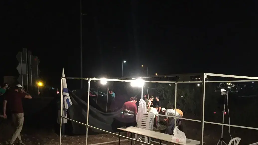 עשרות תושבי חלמיש מפגינים על הציר המוביל לכפר ביתילו הסמוך, שממנו הגיע המחבל עשרות תושבי חלמיש מפגינים על הציר המוביל לכפר ביתילו הסמוך, שממנו הגיע המחבל