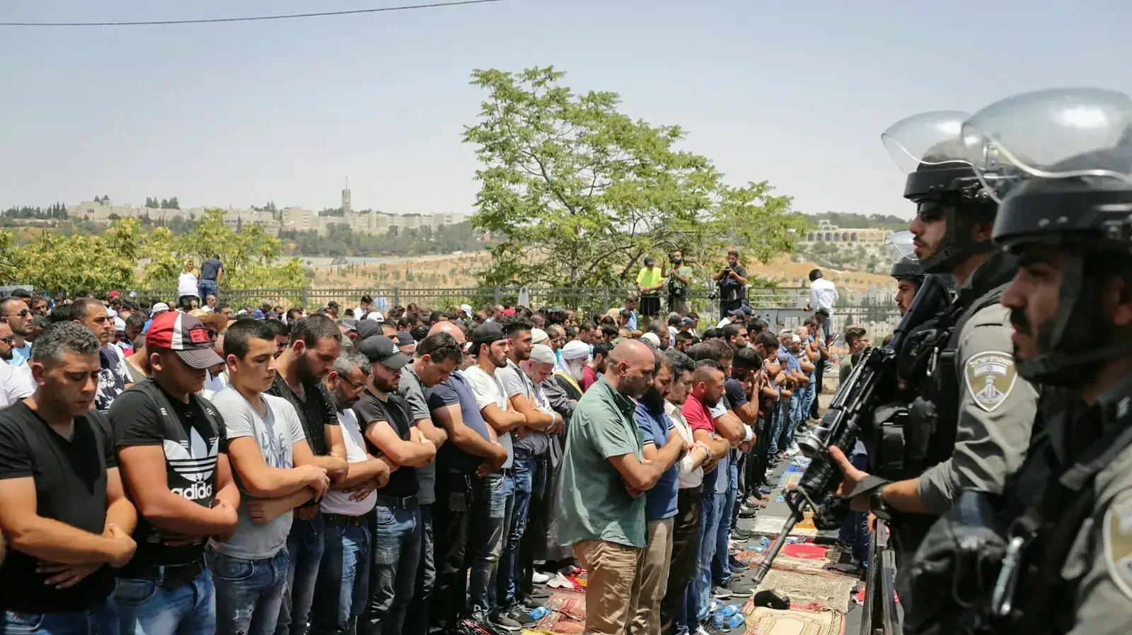 ראשי הווקף קראו למתפללים שהגיעו למתחם שלא להיכנס לאחר שמגנומטרים הוצבו בכניסות ראשי הווקף קראו למתפללים שהגיעו למתחם שלא להיכנס לאחר שמגנומטרים הוצבו בכניסות