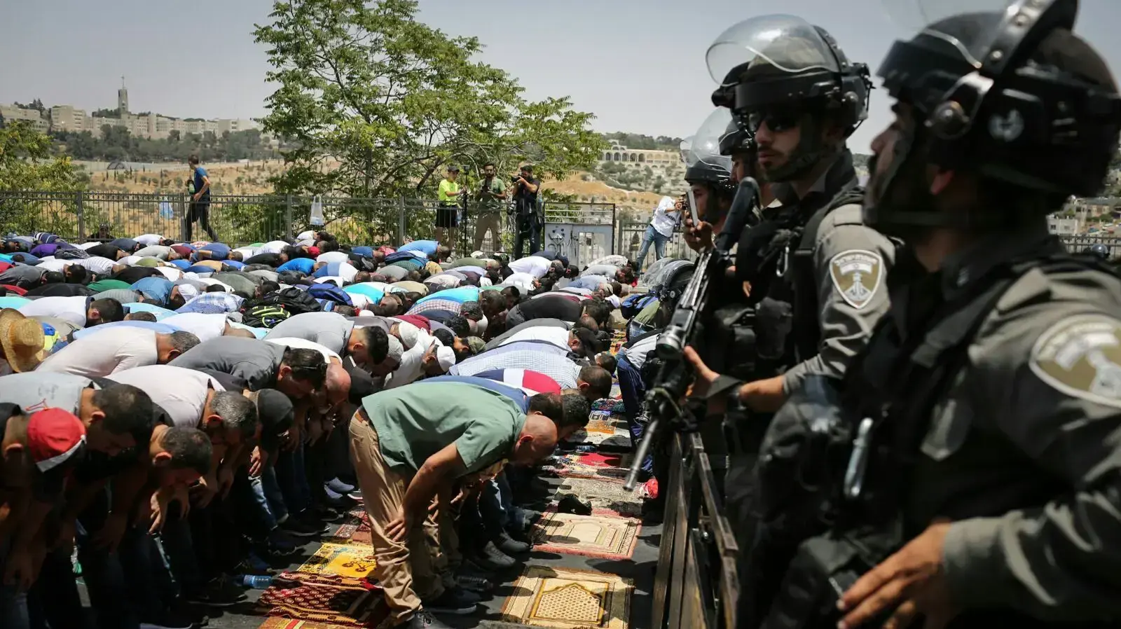 ראשי הווקף קראו למתפללים שהגיעו למתחם שלא להיכנס לאחר שמגנומטרים הוצבו בכניסות ראשי הווקף קראו למתפללים שהגיעו למתחם שלא להיכנס לאחר שמגנומטרים הוצבו בכניסות