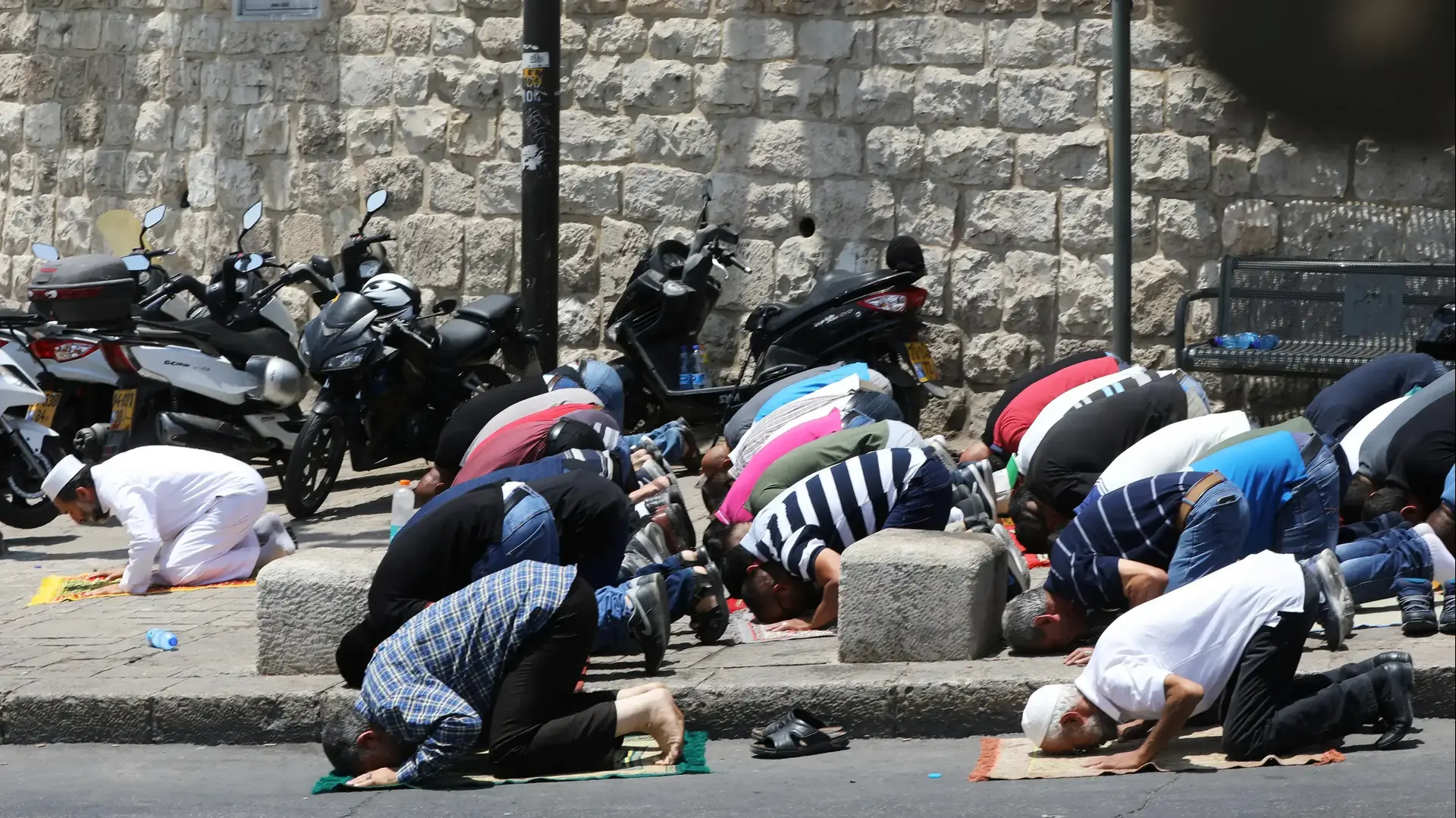 פלסטינים מתפללים מחוץ להר הבית 23 ביולי 2017 פלסטינים מתפללים מחוץ להר הבית 23 ביולי 2017