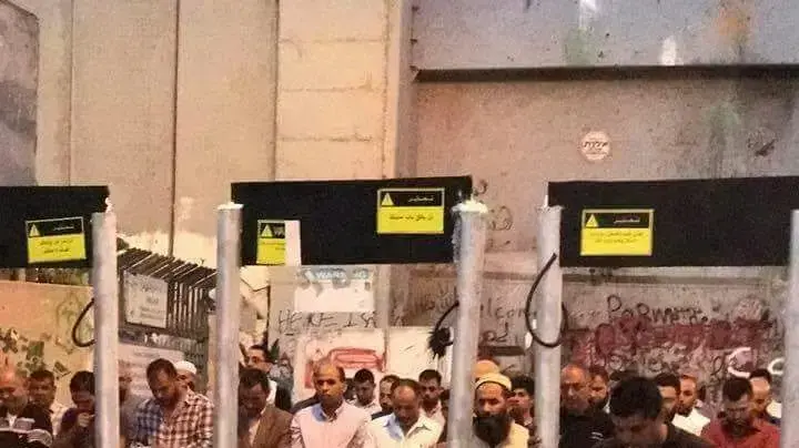מפגינים פלסטינים הציתו מגנומטרים מקרטון בבית לחם מפגינים פלסטינים הציתו מגנומטרים מקרטון בבית לחם