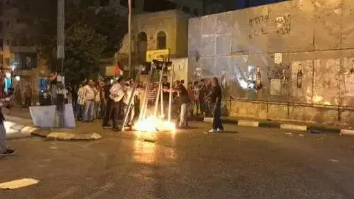 מפגינים פלסטינים הציתו מגנומטרים מקרטון בבית לחם מפגינים פלסטינים הציתו מגנומטרים מקרטון בבית לחם
