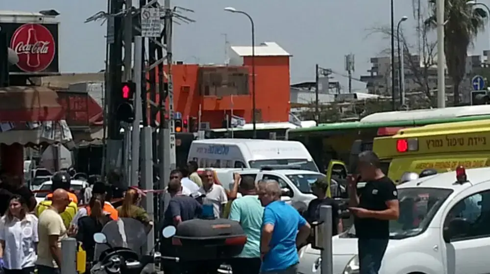 אדם שנדקר ונפצע ברחוב בר כוכבא בפ"ת אדם שנדקר ונפצע ברחוב בר כוכבא בפ"ת
