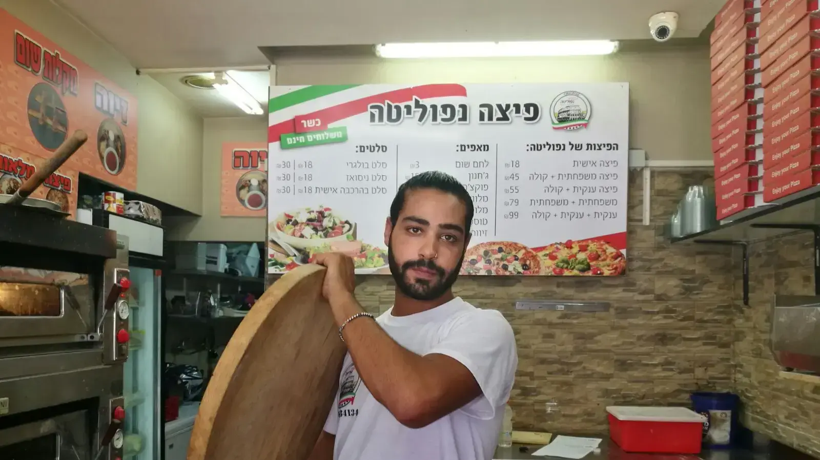 שלומי עם המגש פיצה בהמשך פיגוע דקירה בפתח תקווה שלומי עם המגש פיצה בהמשך פיגוע דקירה בפתח תקווה