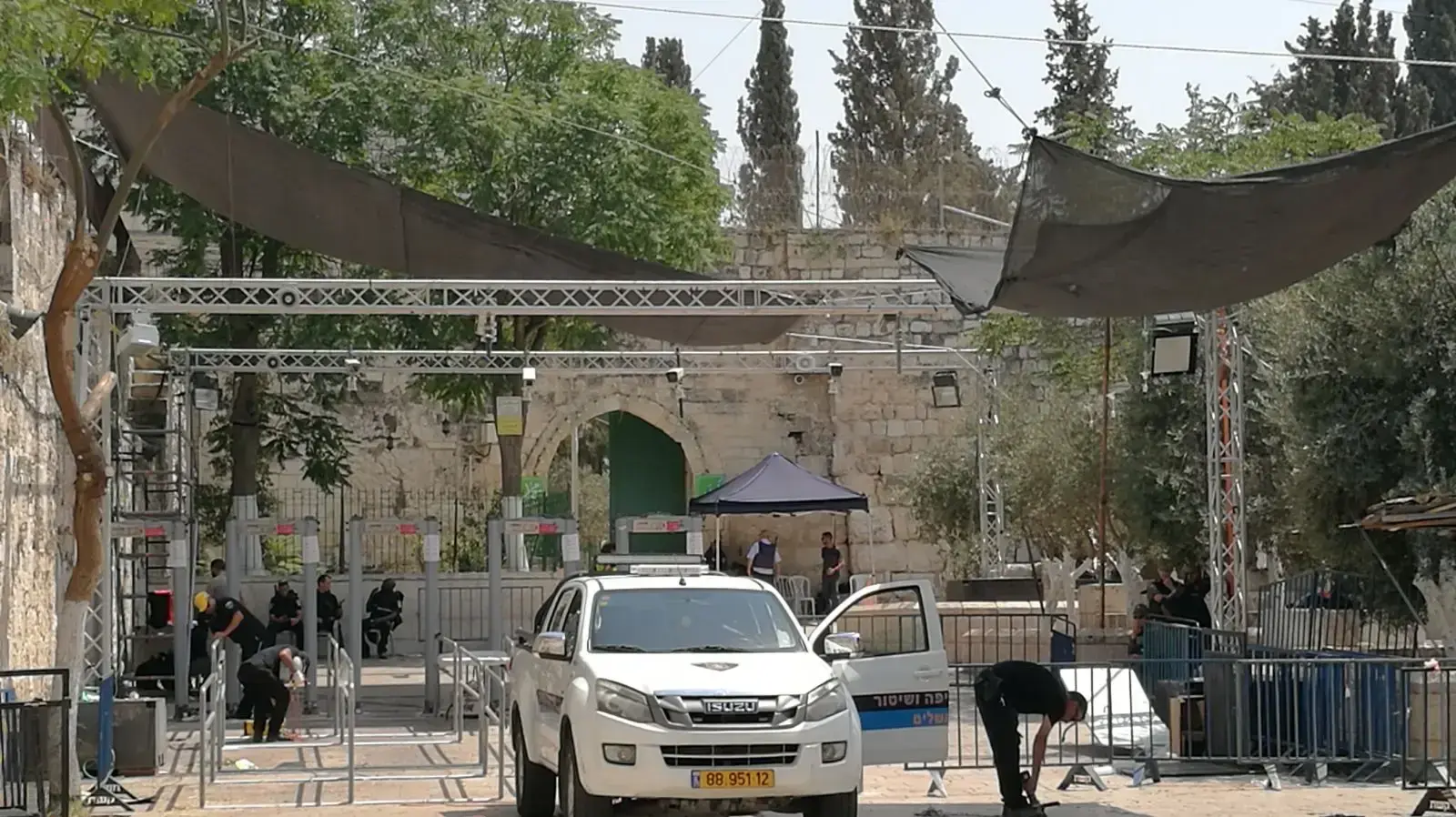 עיבוי אמצעי האבטחה בכניסה להר הבית והצבת מצלמות נוספות מעל השערים המגנטיים 24 ביולי 2017 עיבוי אמצעי האבטחה בכניסה להר הבית והצבת מצלמות נוספות מעל השערים המגנטיים 24 ביולי 2017