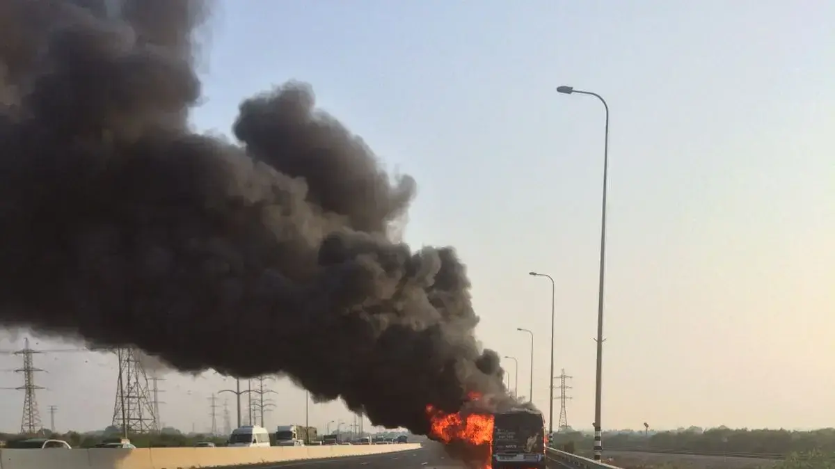 כביש 4 לצפון נחסם לתנועה  ממחלף יבנה בעקבות רכב עולה באש
