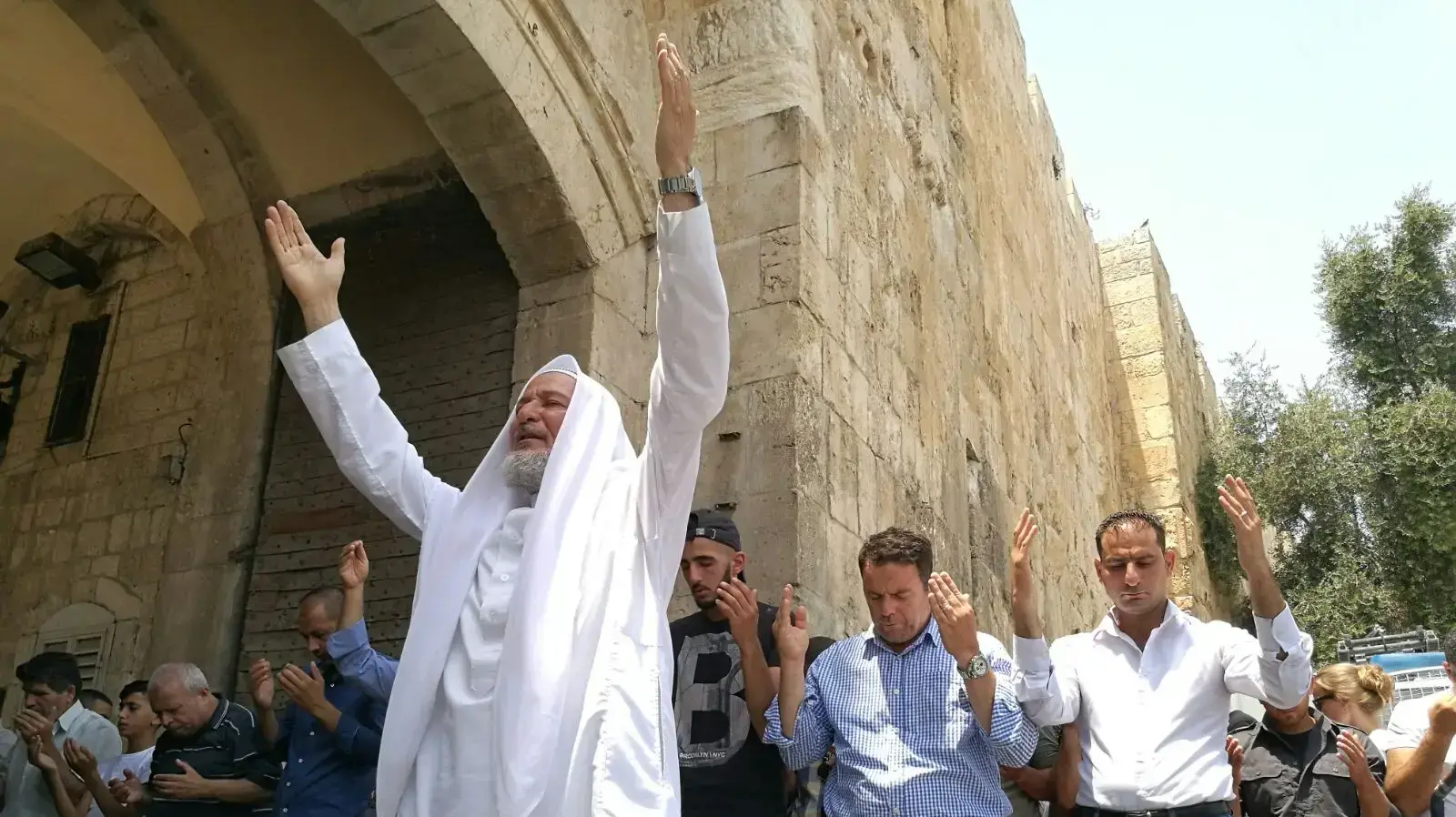 מתפללים מחוץ להר הבית 25 ביולי 2017 מתפללים מחוץ להר הבית 25 ביולי 2017