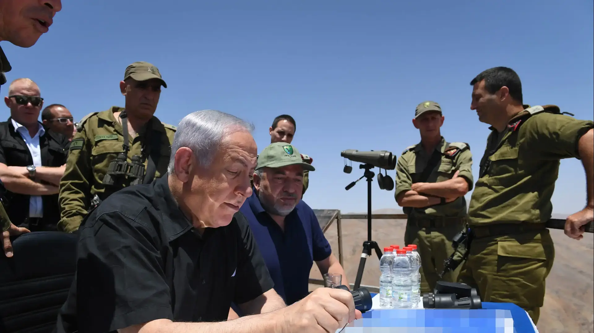 ראש הממשלה בנימין נתניהו מסייר בגבול הצפון עם שר הביטחון אביגדר ליברמן והרמטכ"ל רב אלוף גדי איזנקוט סקירה מפי אלוף פיקוד צפון יואל סטריק ראש הממשלה בנימין נתניהו מסייר בגבול הצפון עם שר הביטחון אביגדר ליברמן והרמטכ"ל רב אלוף גדי איזנקוט סקירה מפי אלוף פיקוד צפון יואל סטריק