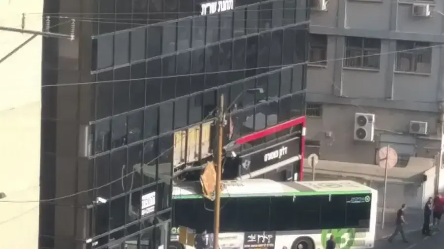 אוטובוס התנגש בחנות ברחוב המסגר בתל אביב 25 ביולי 2017 אוטובוס התנגש בחנות ברחוב המסגר בתל אביב 25 ביולי 2017