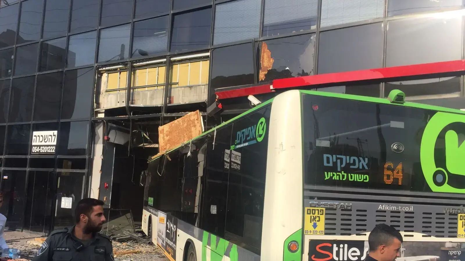 אוטובוס התנגש בחנות ברחוב המסגר בתל אביב 25 ביולי 2017 אוטובוס התנגש בחנות ברחוב המסגר בתל אביב 25 ביולי 2017