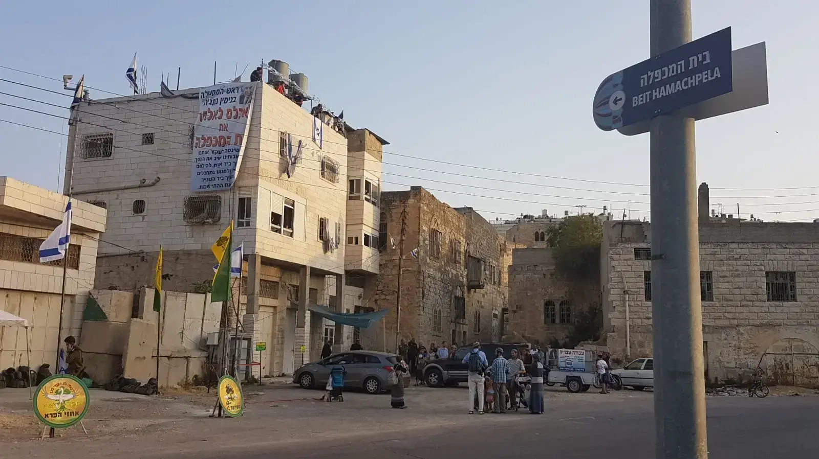 מתבצרים בבית המכפלה שבחברון. 25 ביולי 2017