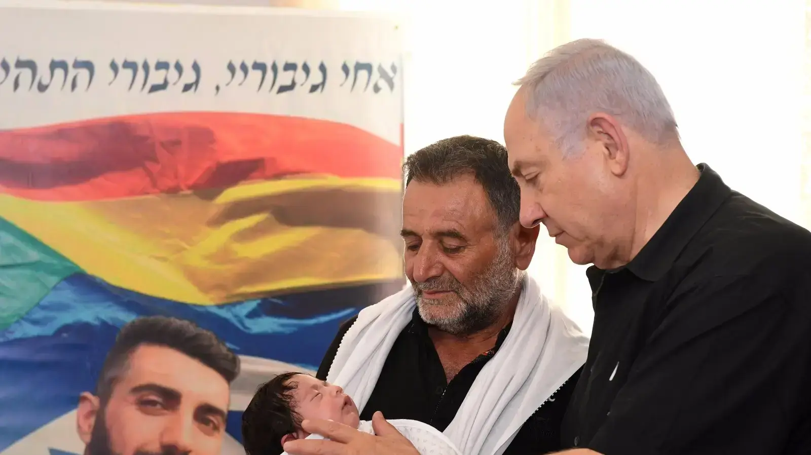 ראש הממשלה בנימין נתניהו בבית משפחתו של רס"מ האיל סיתאוי שנהרג בפיגוע בהר הבית. 25 ביולי 2017 ראש הממשלה בנימין נתניהו בבית משפחתו של רס"מ האיל סיתאוי שנהרג בפיגוע בהר הבית. 25 ביולי 2017