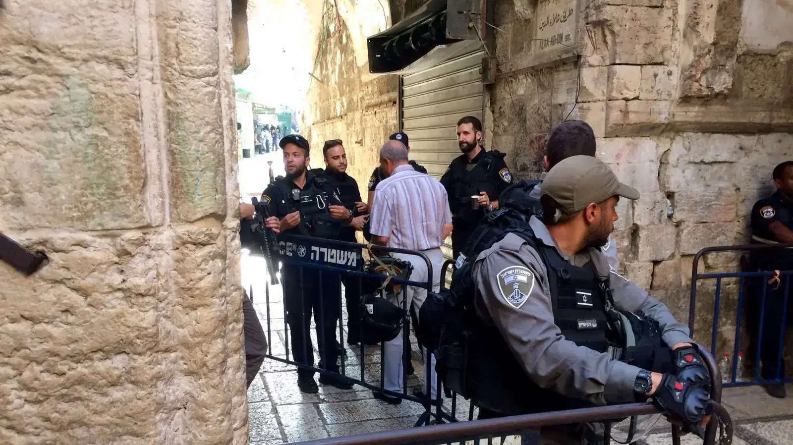 בידוק ביטחוני בכניסה להר הבית מרחוב הגיא 26 ביולי 2017 בידוק ביטחוני בכניסה להר הבית מרחוב הגיא 26 ביולי 2017