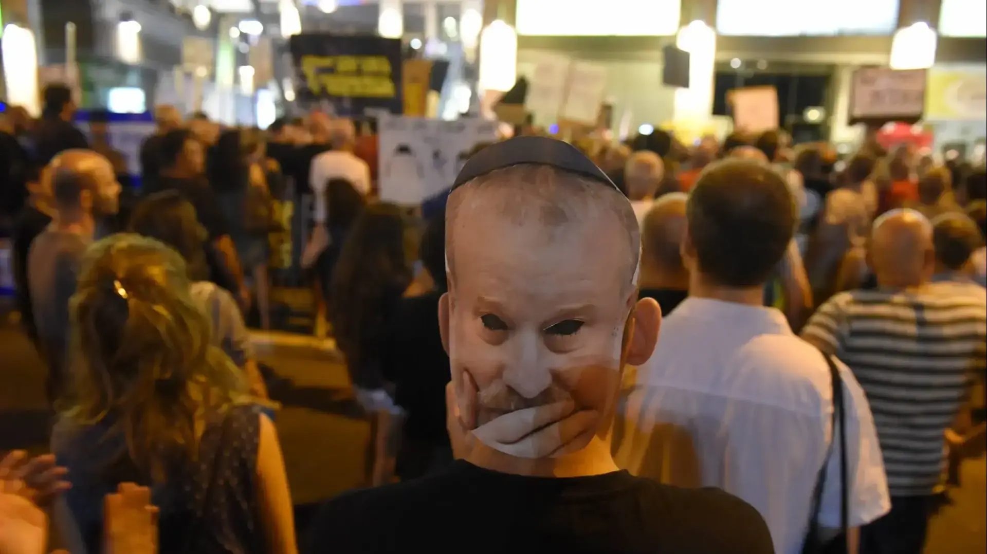 הפגנה נגד מנדלבליט בפתח תקווה 22.7.17 הפגנה נגד מנדלבליט בפתח תקווה 22.7.17