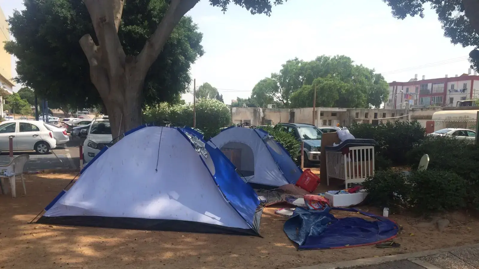 משפחה בת שמונה נפשות נזרקה לרחוב, עיריית עקרון הוציאה צו פינוי לאוהל שלהם 26 ביולי 2017 משפחה בת שמונה נפשות נזרקה לרחוב, עיריית עקרון הוציאה צו פינוי לאוהל שלהם 26 ביולי 2017