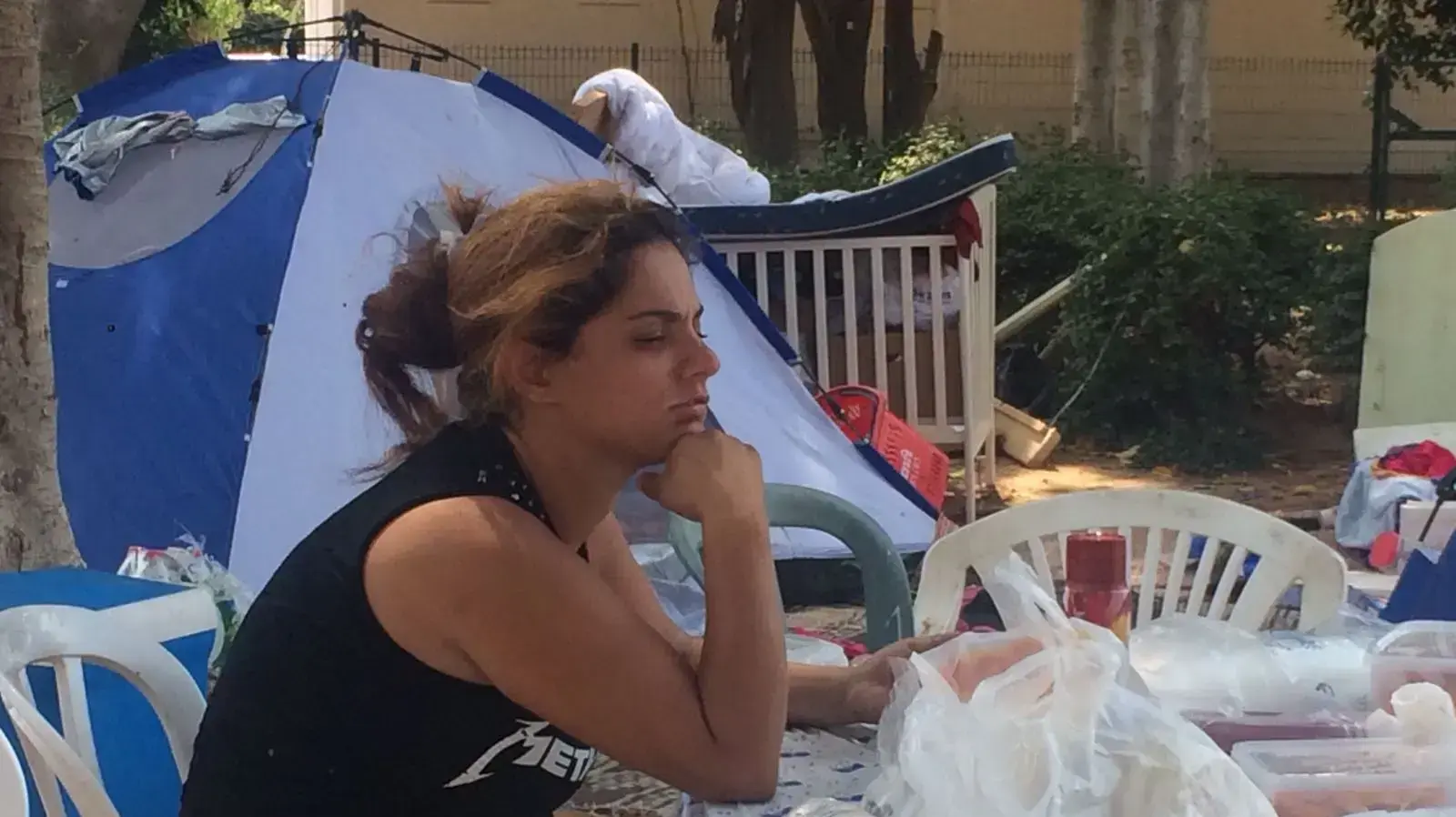 משפחה בת שמונה נפשות נזרקה לרחוב, עיריית עקרון הוציאה צו פינוי לאוהל שלהם 26 ביולי 2017 משפחה בת שמונה נפשות נזרקה לרחוב, עיריית עקרון הוציאה צו פינוי לאוהל שלהם 26 ביולי 2017