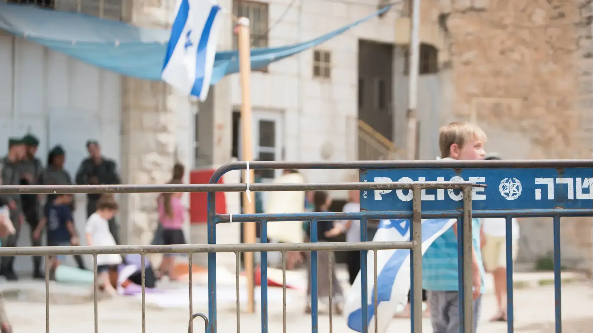 מתנחלים בבית המכפלה, חברון, 26 ביולי 2017 מתנחלים בבית המכפלה, חברון, 26 ביולי 2017