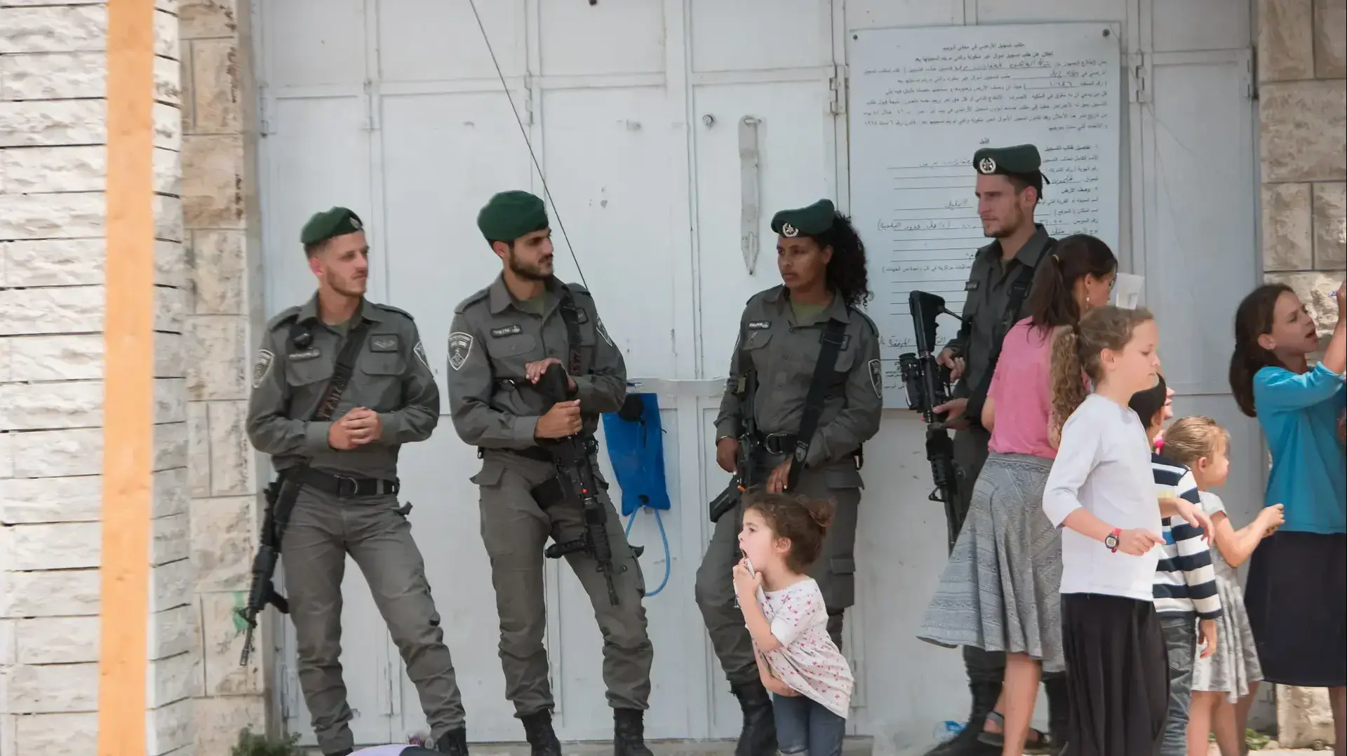 מתנחלים בבית המכפלה, חברון, 26 ביולי 2017 מתנחלים בבית המכפלה, חברון, 26 ביולי 2017