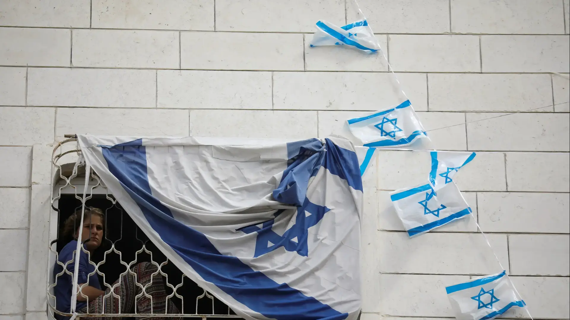 דגל ישראל על חלון בית המכפלה בחברון שבו מתבצרים יהודים 26 ביולי 2017 דגל ישראל על חלון בית המכפלה בחברון שבו מתבצרים יהודים 26 ביולי 2017