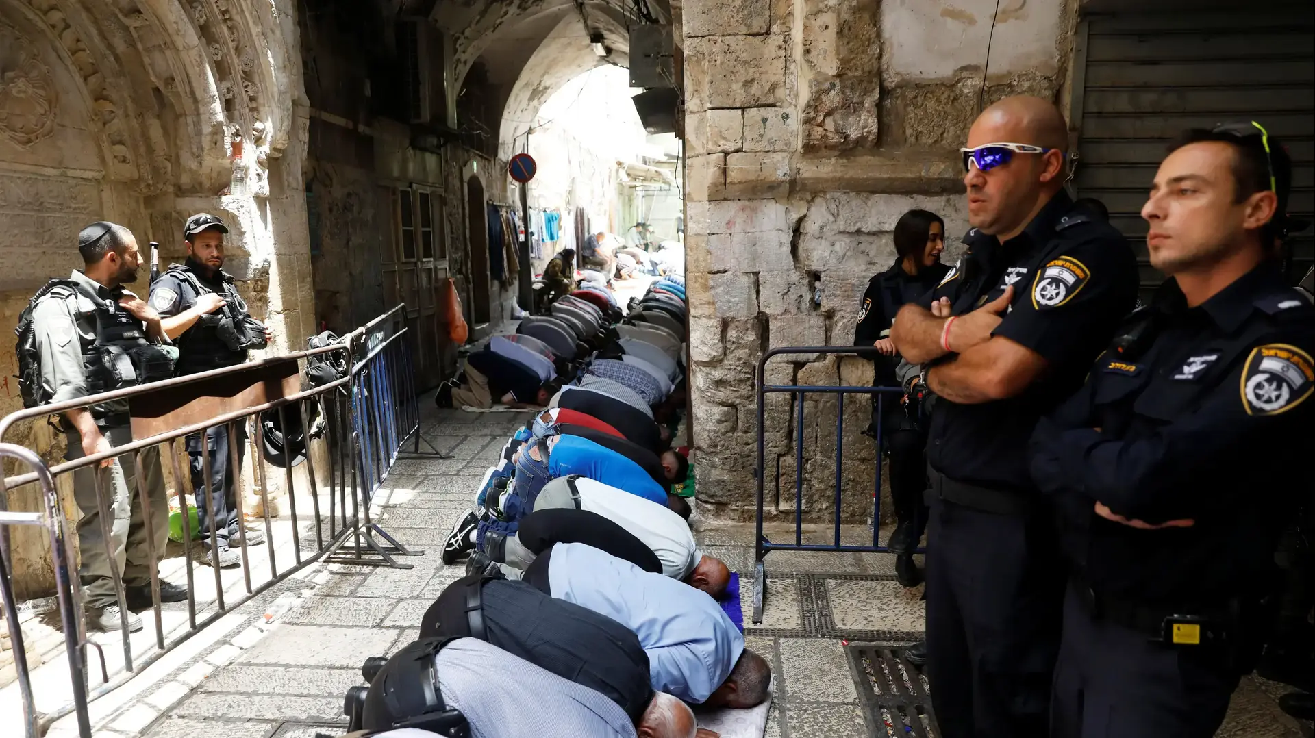 מתפללים מוסלמים בירושלים מחוץ להר הבית 26 ביולי 2017 מתפללים מוסלמים בירושלים מחוץ להר הבית 26 ביולי 2017