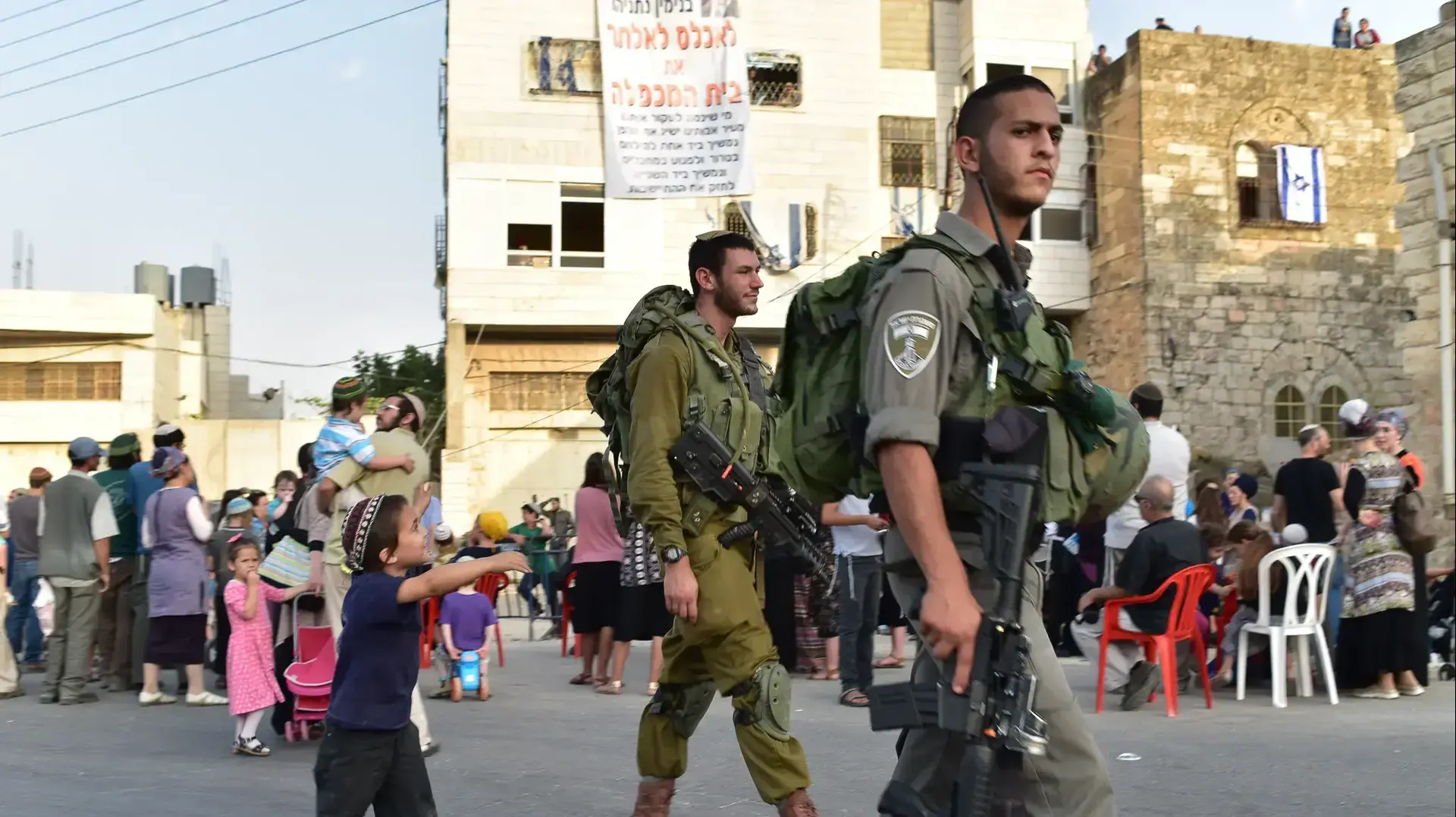 מתנחלים בבית המכפלה, חברון, 26 ביולי 2017 מתנחלים בבית המכפלה, חברון, 26 ביולי 2017