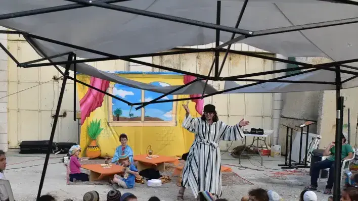 הצגת ילדים ליד בית המכפלה בחברון 26 ביולי 2017 הצגת ילדים ליד בית המכפלה בחברון 26 ביולי 2017