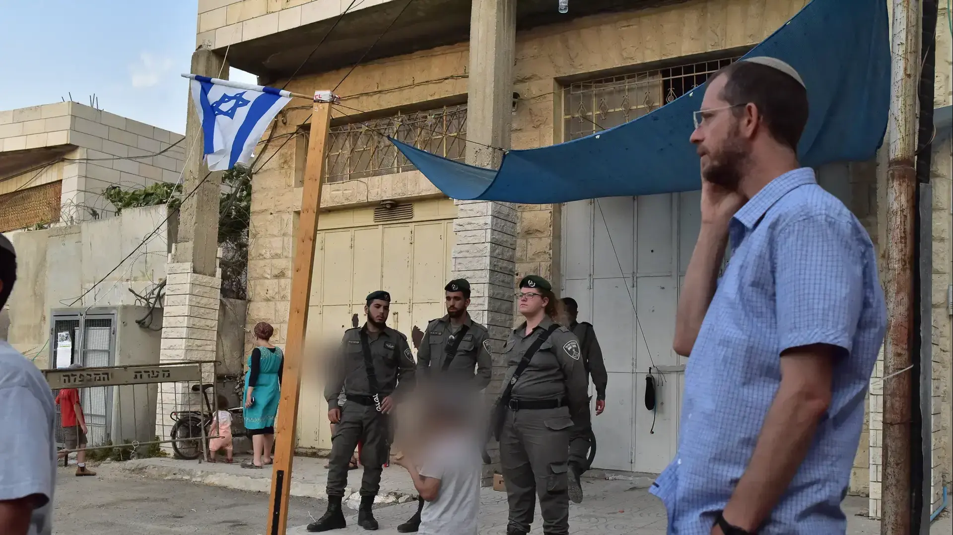 מתנחלים בבית המכפלה, חברון, 26 ביולי 2017 מתנחלים בבית המכפלה, חברון, 26 ביולי 2017