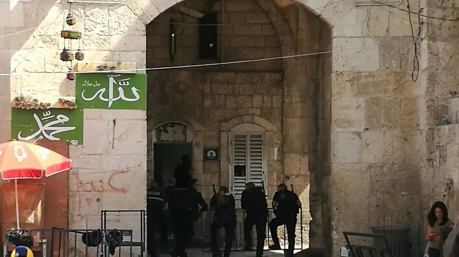 כניסה להר הבית בשער האריות לאחר הסרת אמצעי הבידוק האלקטרוניים 27 ביולי 2017 כניסה להר הבית בשער האריות לאחר הסרת אמצעי הבידוק האלקטרוניים 27 ביולי 2017