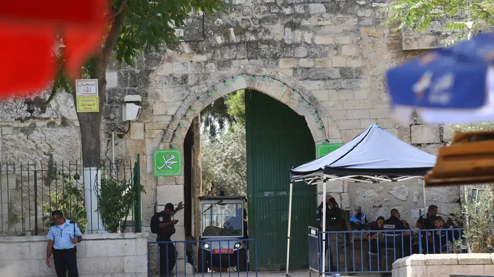 כניסה להר הבית בשער האריות לאחר הסרת אמצעי הבידוק האלקטרוניים 27 ביולי 2017 כניסה להר הבית בשער האריות לאחר הסרת אמצעי הבידוק האלקטרוניים 27 ביולי 2017