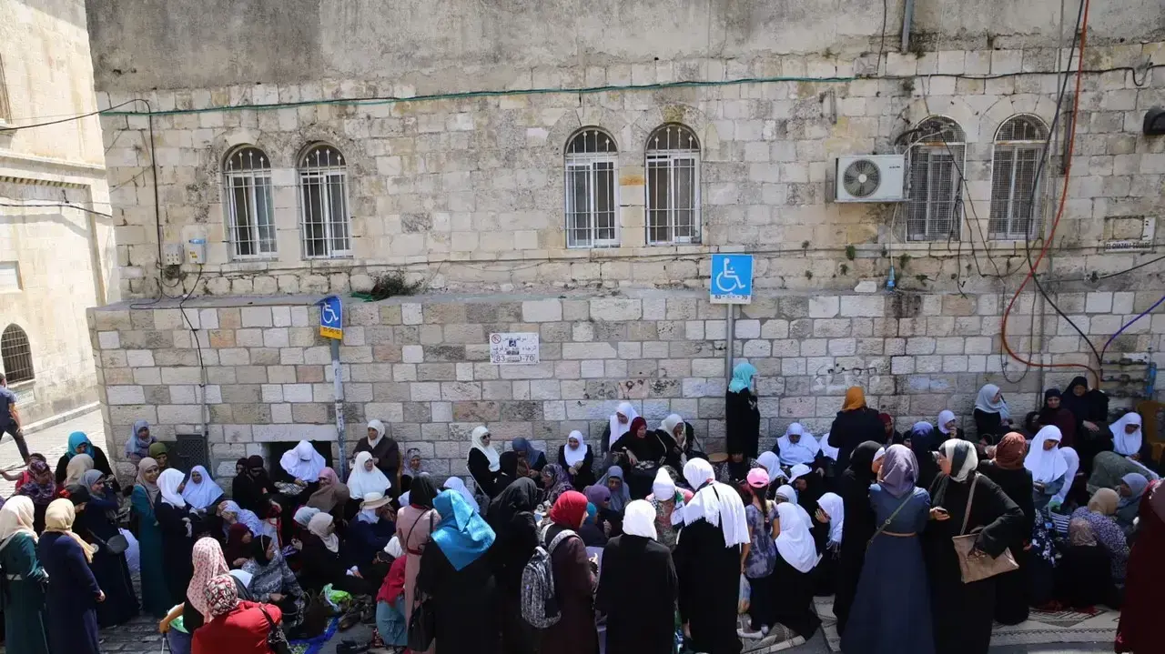 הפגנת נשים מחוץ לכניסה להר הבית הבוקר לאחר הסרת אמצעי הבידוק 27 ביולי 2017 הפגנת נשים מחוץ לכניסה להר הבית הבוקר לאחר הסרת אמצעי הבידוק 27 ביולי 2017
