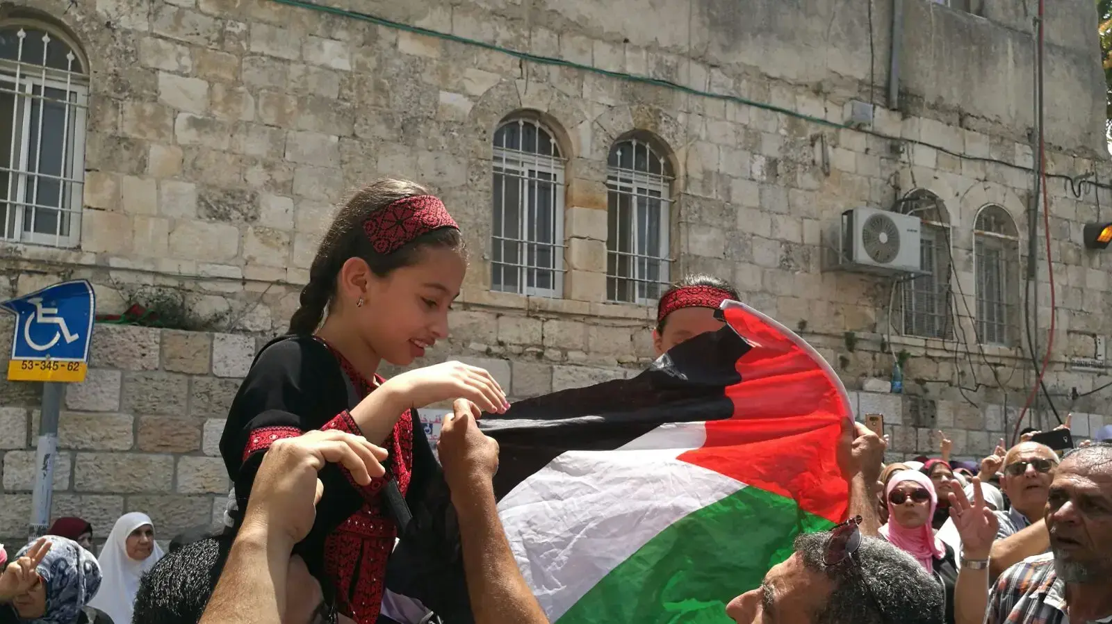 חגיגות שמחה בכניסה להר הבית בשער האריות עקב הסרת אמצעי הבידוק 27 ביולי 2017 חגיגות שמחה בכניסה להר הבית בשער האריות עקב הסרת אמצעי הבידוק 27 ביולי 2017