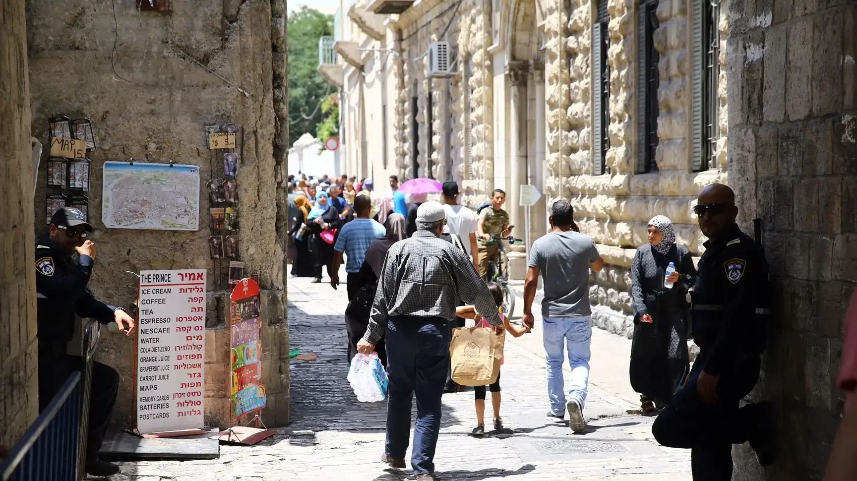 מתפללים בכניסה להר הבית, שער האריות, ירושלים 27 ביולי 2017 מתפללים בכניסה להר הבית, שער האריות, ירושלים 27 ביולי 2017