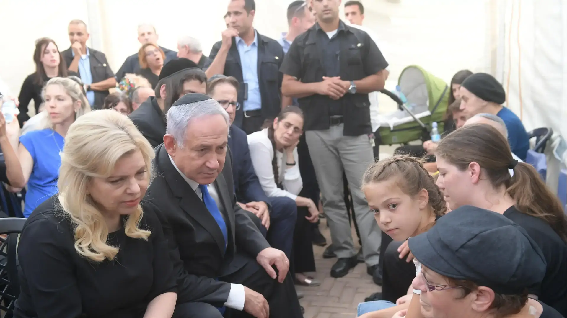 FW: ראש הממשלה בנימין נתניהו ורעייתו שרה בניחום אבלים אצל משפחת סלומון באלעד FW: ראש הממשלה בנימין נתניהו ורעייתו שרה בניחום אבלים אצל משפחת סלומון באלעד