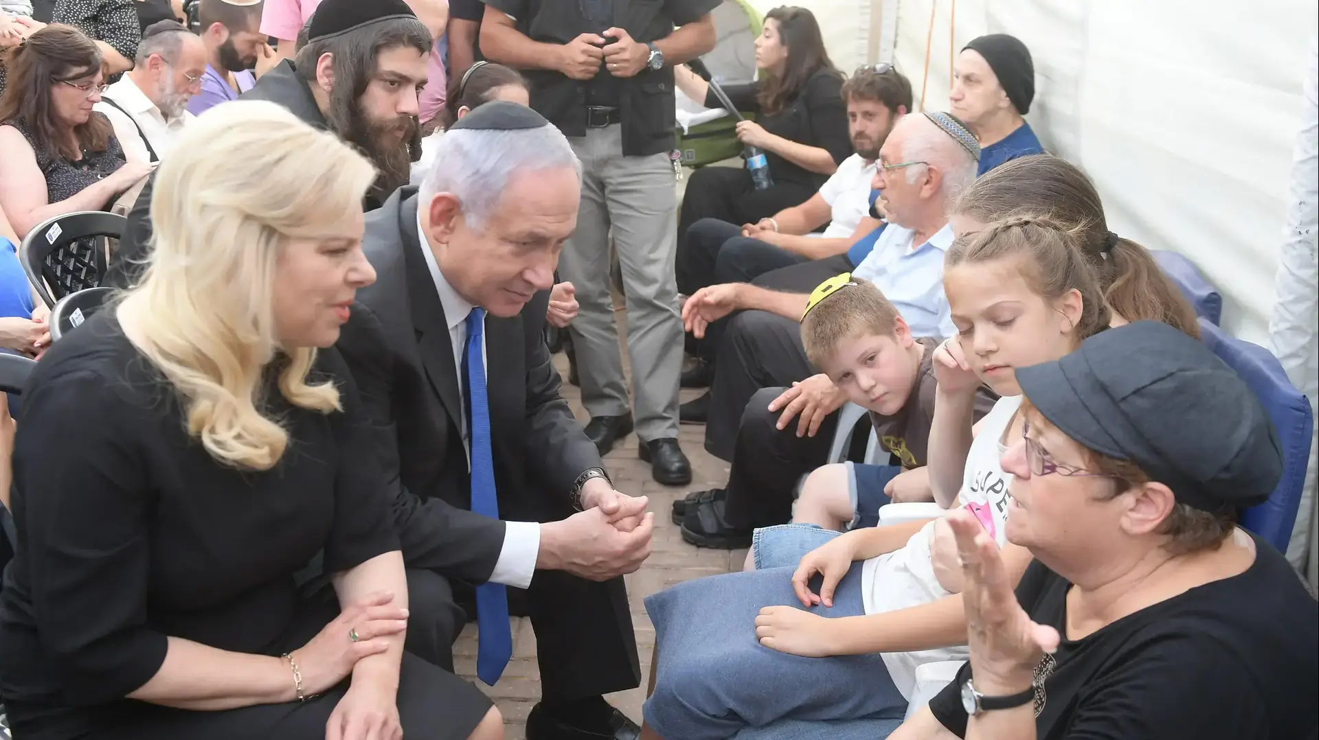 FW: ראש הממשלה בנימין נתניהו ורעייתו שרה בניחום אבלים אצל משפחת סלומון באלעד FW: ראש הממשלה בנימין נתניהו ורעייתו שרה בניחום אבלים אצל משפחת סלומון באלעד