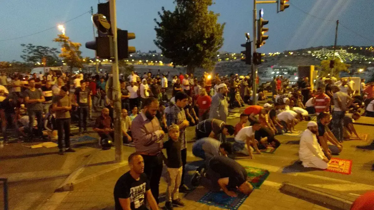 מתפללים מוסלמים מחוץ למסגד אל-אקצא, ירושלים, 27 ביולי 2017