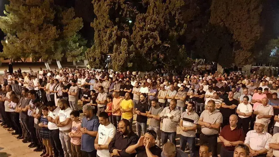 מתפללים מוסלמים בהר הבית, 27 ביולי 2017