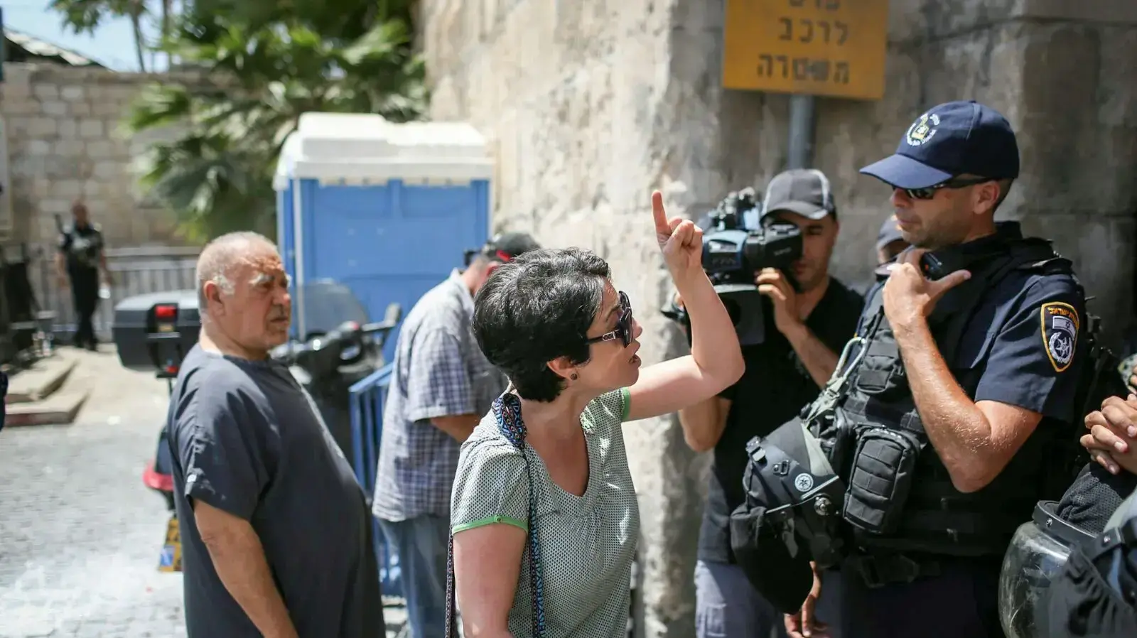 חנין זועבי בכניסה להר הבית, ירושלים, 28 ביולי 2017 חנין זועבי בכניסה להר הבית, ירושלים, 28 ביולי 2017