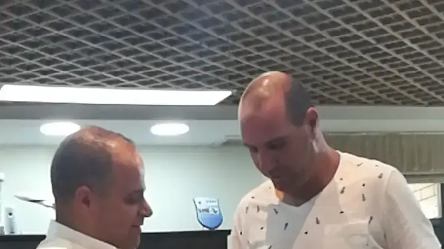 ליאור ישראל שנקלט בעיריית אשקלון כעובד קבוע עם ראש העיר תומר גלאם ליאור ישראל שנקלט בעיריית אשקלון כעובד קבוע עם ראש העיר תומר גלאם
