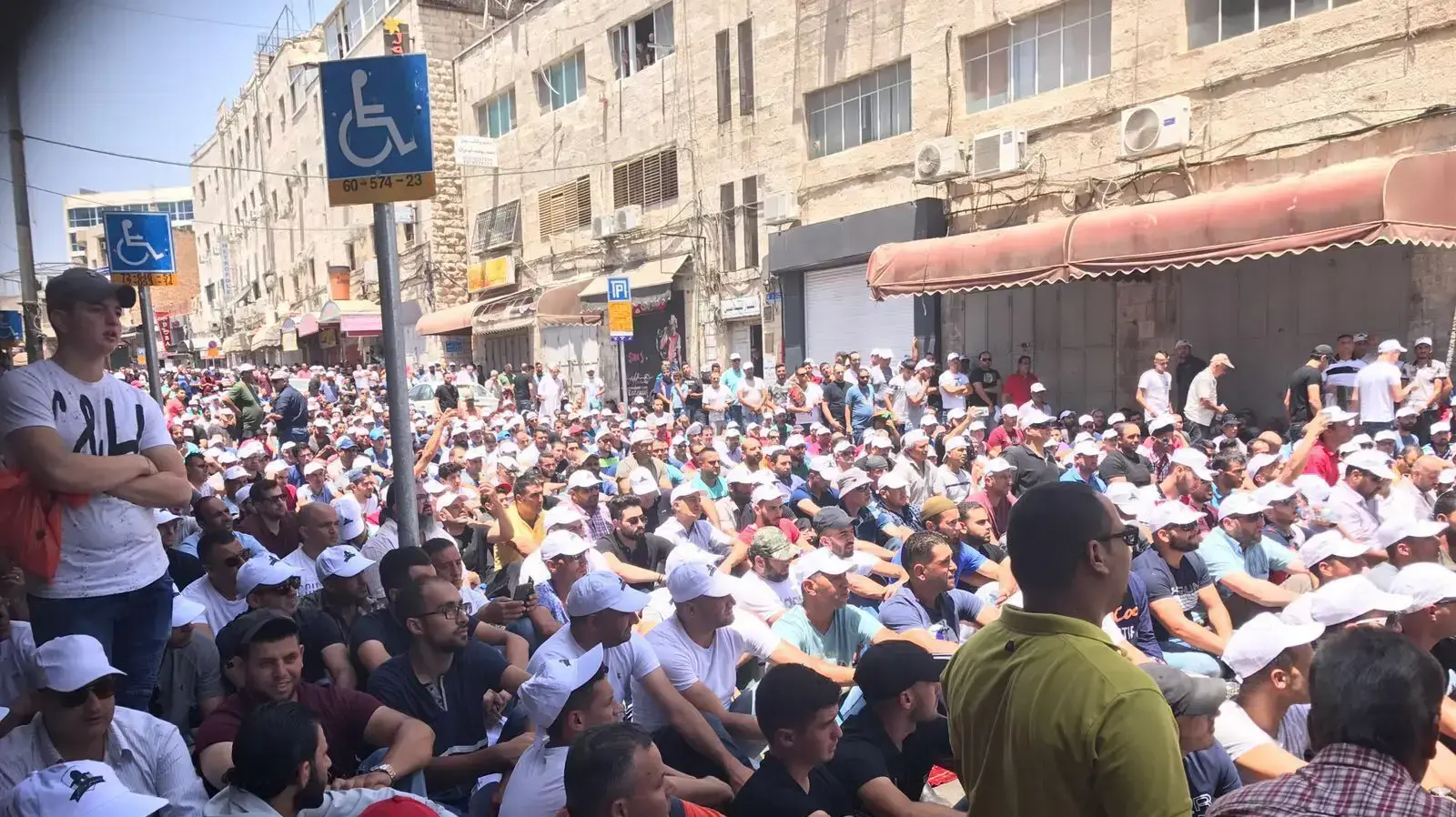 צעירים ברחוב סולטאן סולימאן, ירושלים, 28 ביולי 2017 צעירים ברחוב סולטאן סולימאן, ירושלים, 28 ביולי 2017